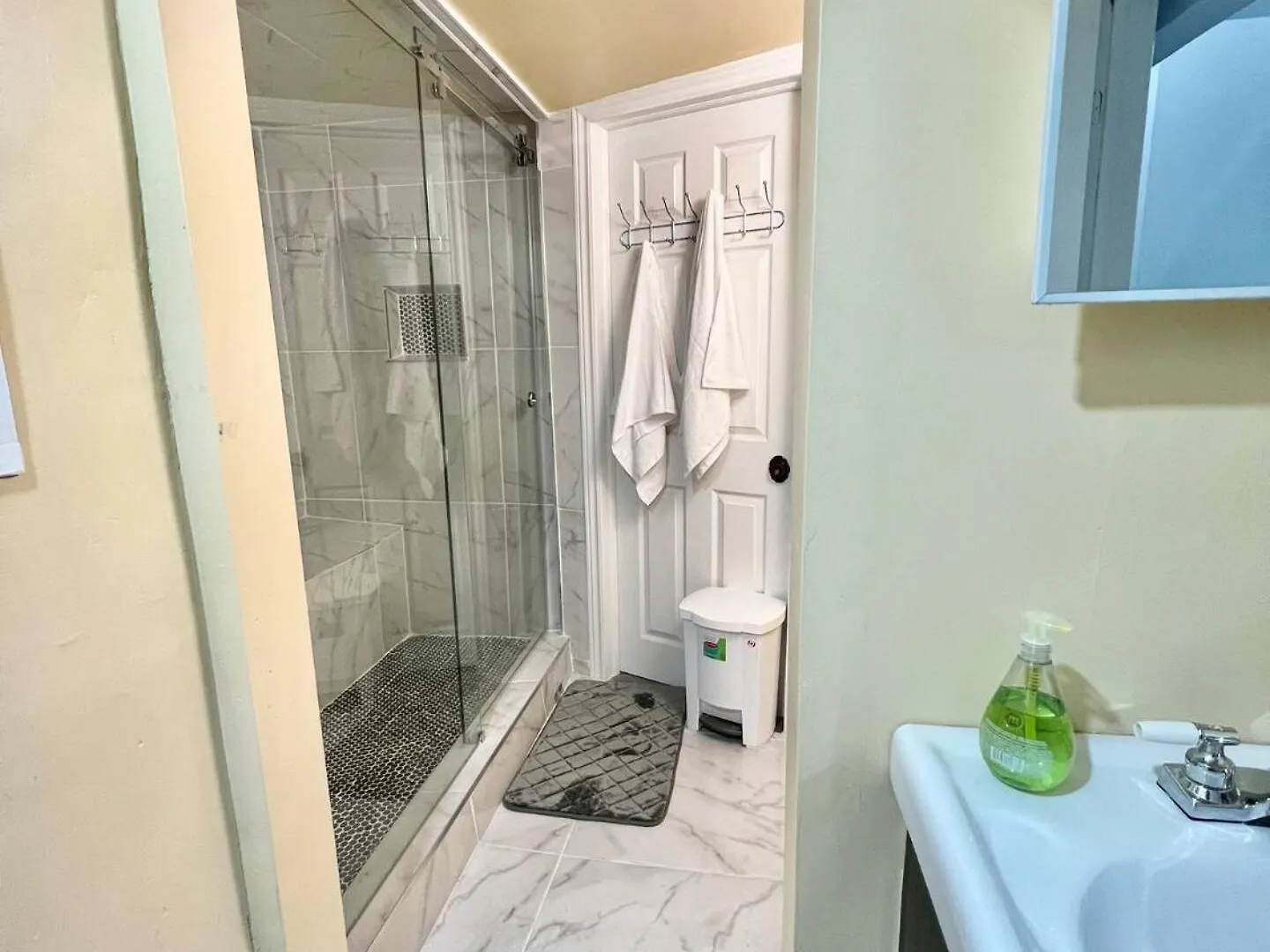 K6 Room Near Airport Mississauga 0*,  Canada